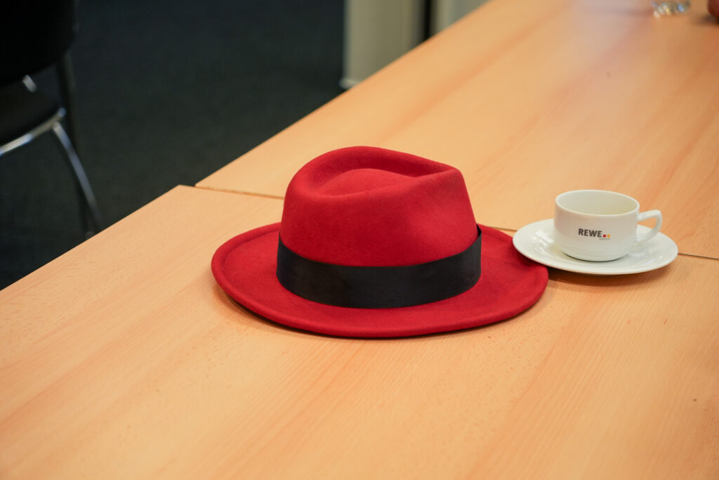 Red Hat Fedora und REWE Kaffetasse