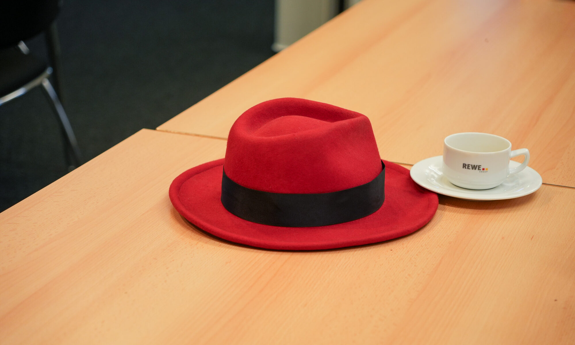 Red Hat Fedora und REWE Kaffeetasse